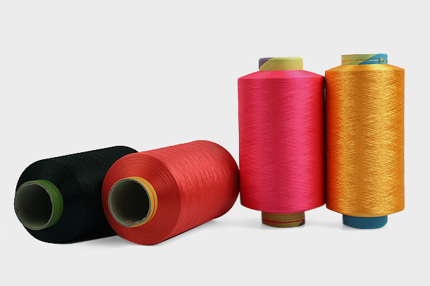 Os fios de poliéster são uma escolha popular para a indústria têxtil devido às suas qualidades inerentes de resistência e durabilidade.