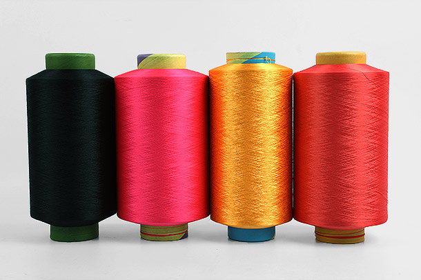 O fio de filamento de poliéster é um dos tipos de fio mais populares utilizados na indústria têxtil
