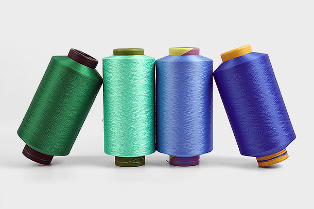 As linhas de costura são divididas aproximadamente em três tipos: tipo de fibra, tipo de fibra química e tipo misto devido aos seus diferentes materiais.