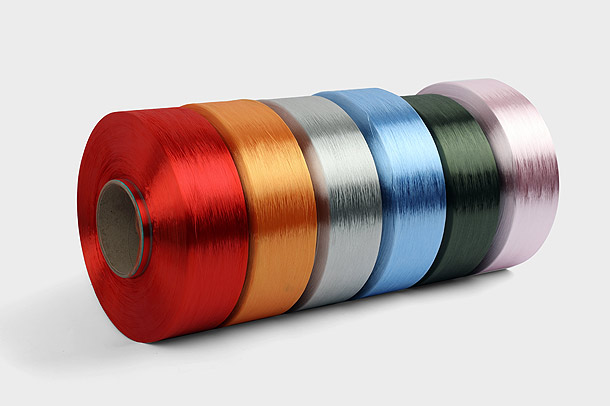 O fio tingido de poliéster é um tipo de fibra têxtil produzida a partir da polimerização química do etileno e de um corante